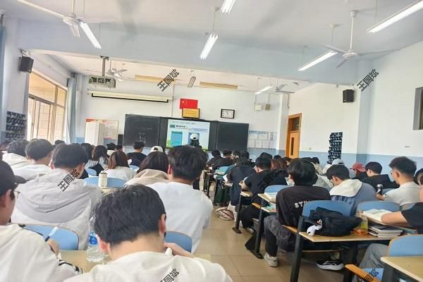 必威西汉姆联组织建立辅导员随堂听课工作机制