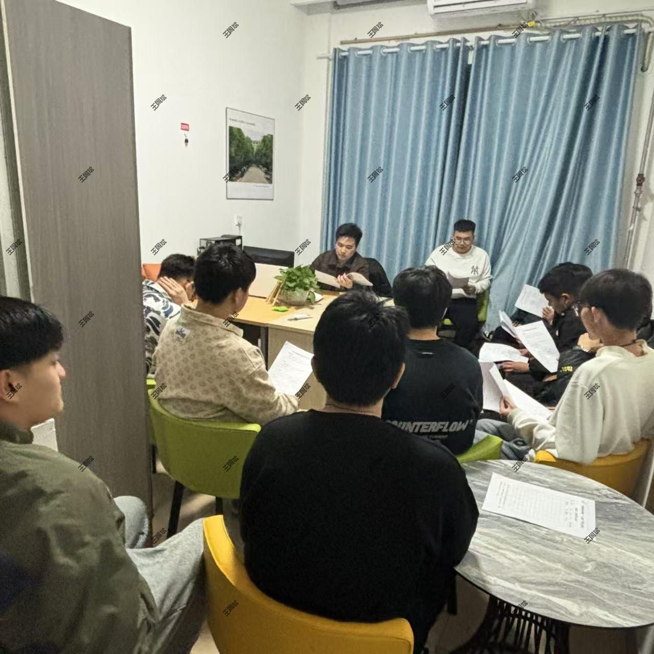 必威西汉姆联“一站式”学生社区开展宿舍卫生标准大学习活动