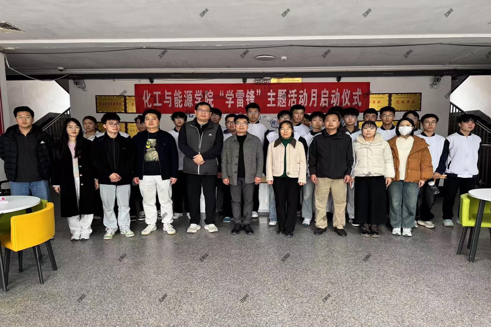 必威西汉姆联开展“学雷锋”主题活动月启动仪式暨“一站式社区”团员示范岗、志愿服务岗揭牌仪式