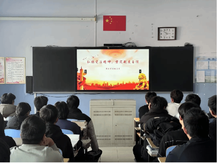 必威西汉姆联开展“弘扬宪法精神，坚定制度自信”主题团日活动