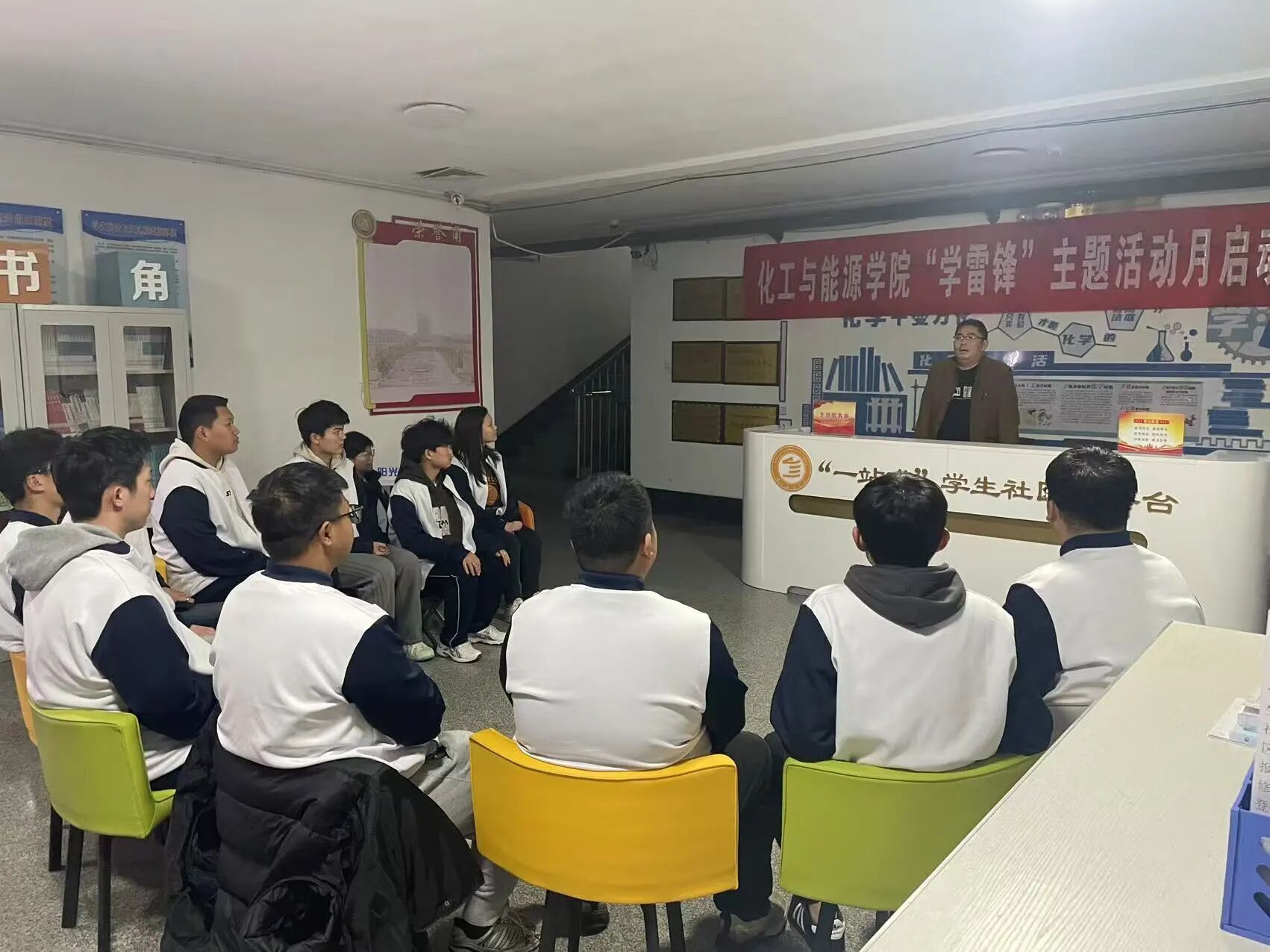 必威西汉姆联组织开展书记讲党课活动