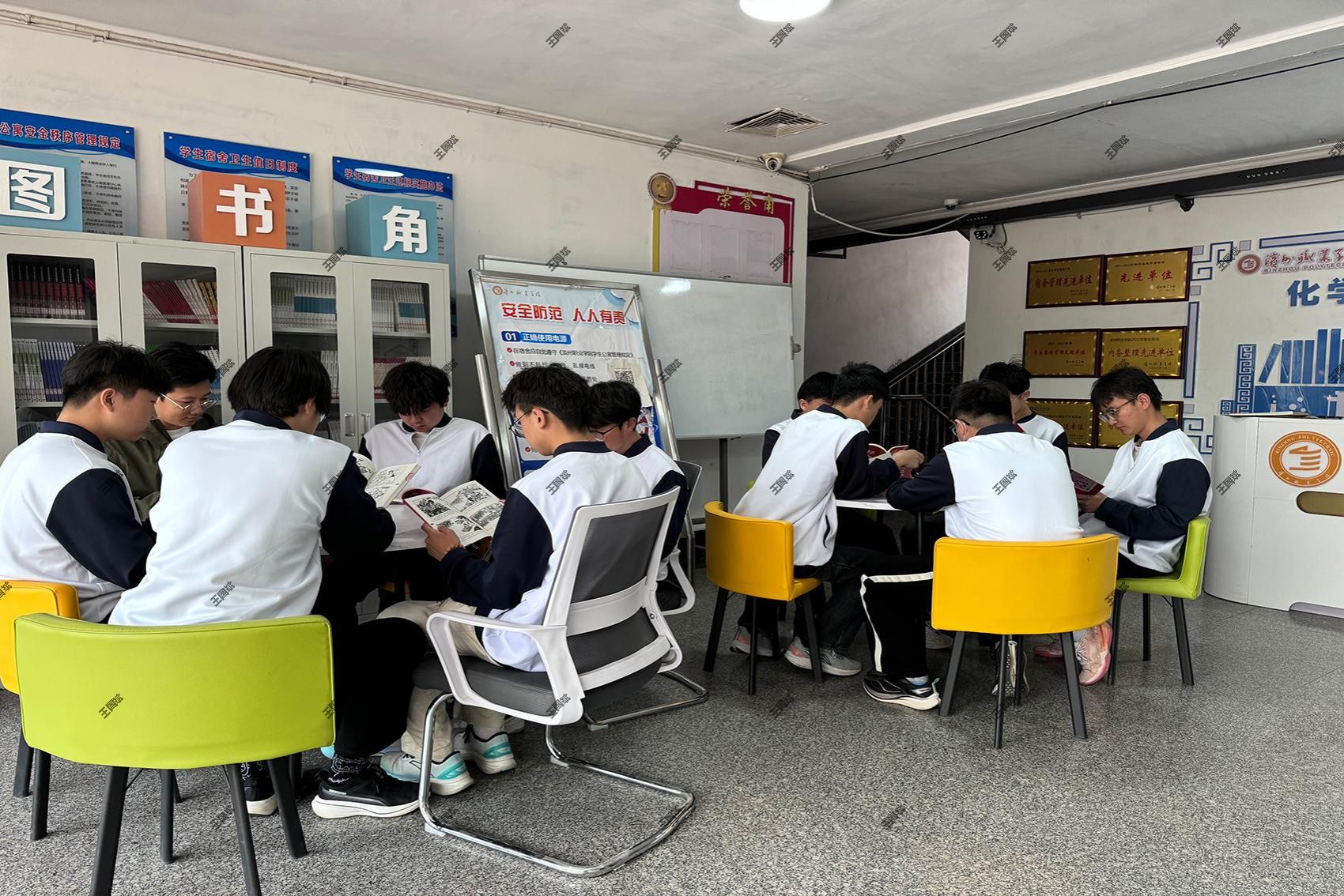 必威西汉姆联开展“书香滨职”师生共读主题阅读活动