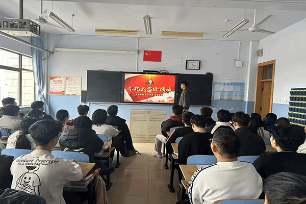 必威西汉姆联组织开展“向雷锋同志学习，弘扬雷锋精神”主题班会