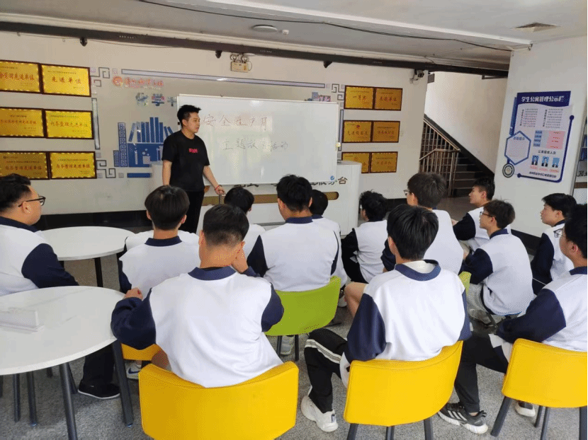 必威西汉姆联“一站式”学生社区开展消防安全教育活动