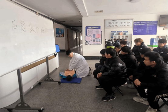 必威西汉姆联“一站式社区”开展应急救护培训