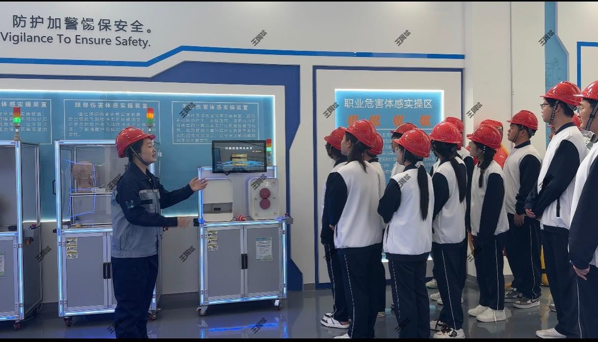 必威西汉姆联开展“安全筑基，技能护航”职业教育活动周主题活动