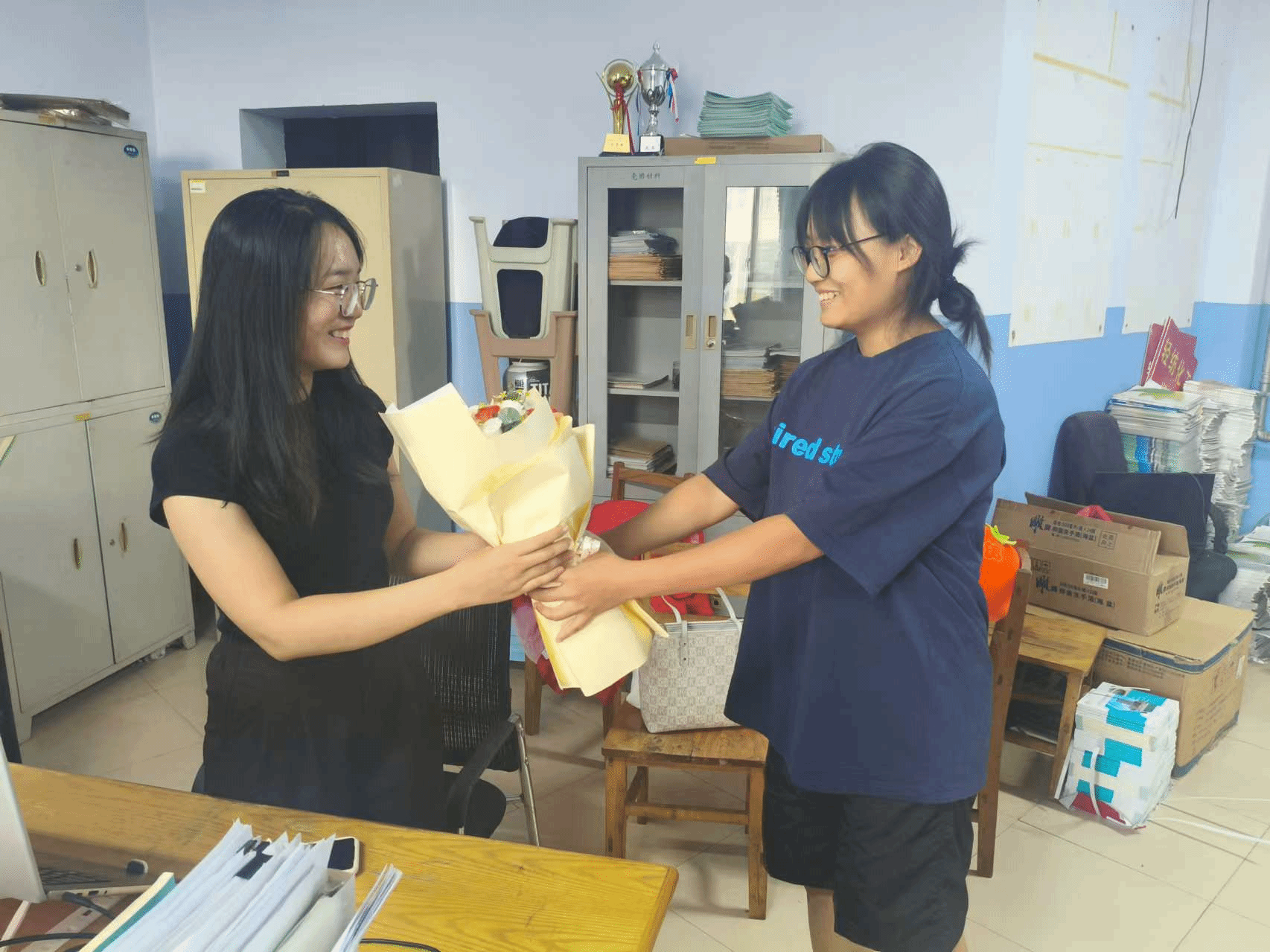 必威西汉姆联组织开展“感恩师情，携手同行”教师节主题团日活动