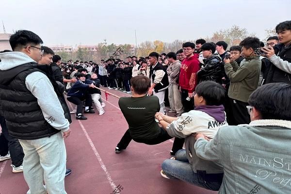 必威西汉姆联组织开展拔河比赛活动