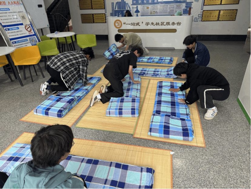 必威西汉姆联“一站式”学生社区叠被子比赛圆满举行
